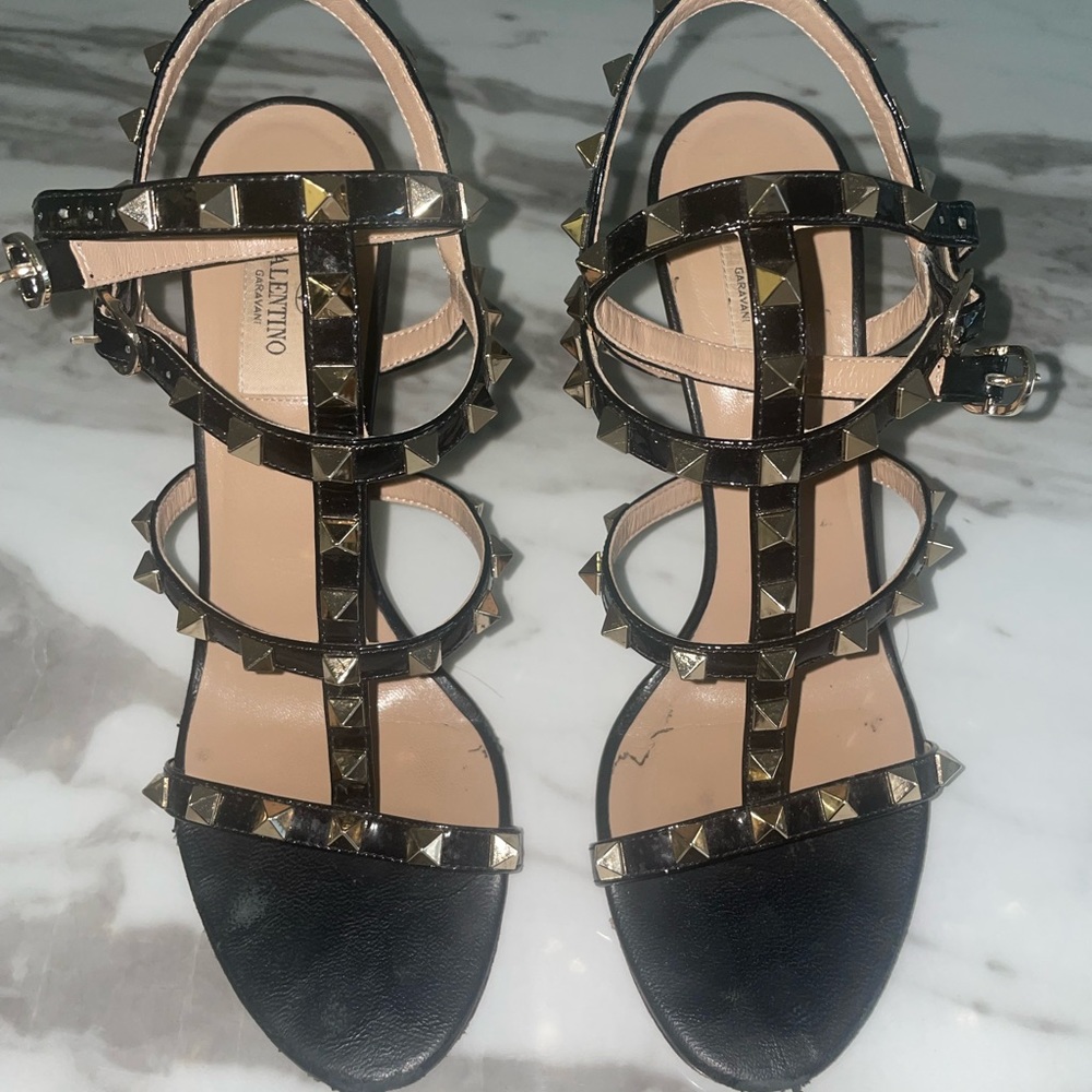 ROCKSTUD CALFSKIN ANKLE STRAP SANDAL 100 MM